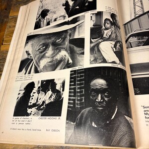 K&ouml;nnte beinhalten: Eine Vintage-Magazinseite mit Schwarz-Wei&szlig;-Fotografien. Die Bilder zeigen Portr&auml;ts und Schnappsch&uuml;sse von Menschen. Der Text enth&auml;lt Namen wie John White, Frank Dandridge und Ray Gibson. Die Seite liegt auf einer Holzoberfl&auml;che.