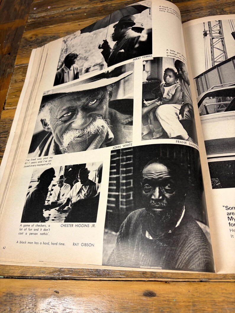 K&ouml;nnte beinhalten: Eine Vintage-Magazinseite mit Schwarz-Wei&szlig;-Fotografien. Die Bilder zeigen Portr&auml;ts und Schnappsch&uuml;sse von Menschen. Der Text enth&auml;lt Namen wie John White, Frank Dandridge und Ray Gibson. Die Seite liegt auf einer Holzoberfl&auml;che.
