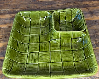 Vintage Servierplatte aus Keramik im Midcentury-Stil mit Avocadogrün und Korbgeflechtmuster – Hergestellt in den USA
