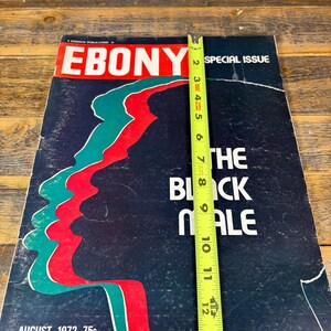 K&ouml;nnte beinhalten: Eine Augustausgabe 1972 des Ebony-Magazins. Das Cover zeigt eine Profilillustration in Rot und T&uuml;rkis vor einem dunkelblauen Hintergrund. Der Text lautet "The Black Male".