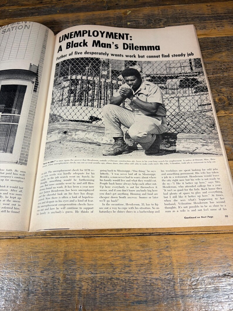 K&ouml;nnte beinhalten: Ein schwarz-wei&szlig; Magazin-Doppelseite mit dem Titel "UNEMPLOYMENT: A Black Man's Dilemma". Das Bild zeigt einen Mann, der drau&szlig;en sitzt und raucht, mit Text, der seinen Kampf um Arbeit und die Versorgung seiner Familie beschreibt.