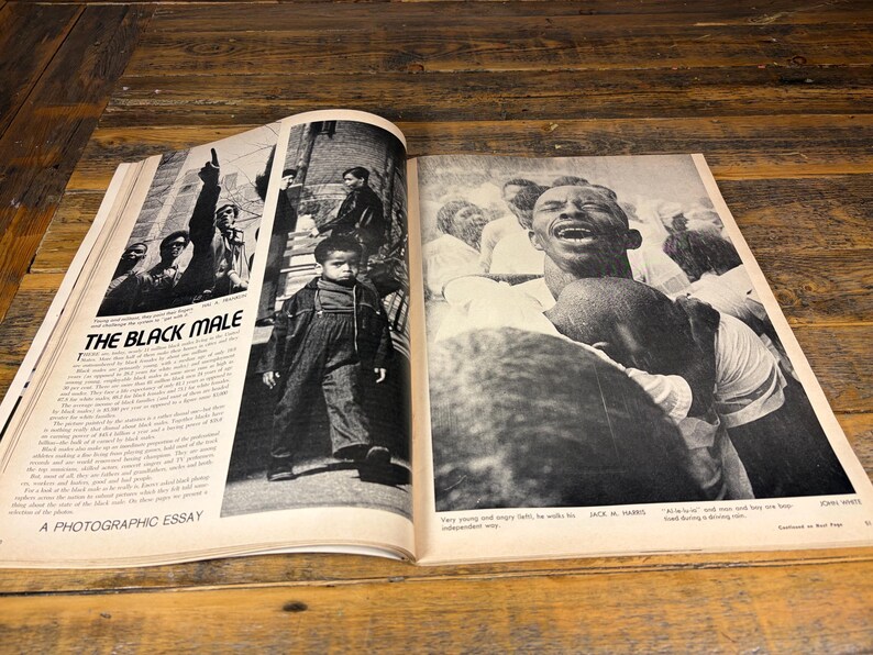K&ouml;nnte beinhalten: Offenes Magazin mit Schwarz-Wei&szlig;-Fotografien. Die linke Seite zeigt den Titel "THE BLACK MALE" und ein Foto eines kleinen Jungen. Die rechte Seite zeigt eine Fotografie eines Mannes mit offenem Mund.