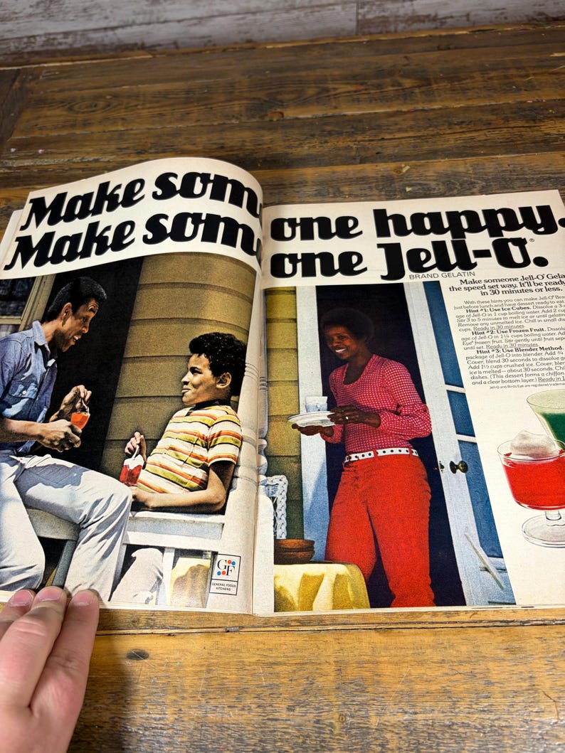 K&ouml;nnte beinhalten: Eine Vintage-Zeitschriftenwerbung f&uuml;r Jell-O. Die Anzeige zeigt drei Personen, eine mit einem Getr&auml;nk, eine andere sitzend und eine dritte mit einem Teller. Der Text lautet "Make some one happy. one Jell-O."