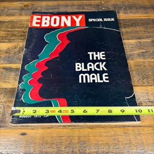 K&ouml;nnte beinhalten: Eine Augustausgabe 1972 des Ebony-Magazins. Das Cover zeigt das Logo der Zeitschrift in Rot und Wei&szlig; mit den Worten "Special Issue" &uuml;ber dem Titel. Der Titel "The Black Male" steht in wei&szlig;er Schrift auf schwarzem Hintergrund.