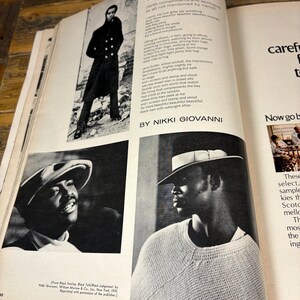 K&ouml;nnte beinhalten: Eine Schwarz-Wei&szlig;-Magazinseite mit dem Titel "BEAUTIFUL BLACK MEN" von Nikki Giovanni. Die Seite zeigt Fotografien von M&auml;nnern, darunter Portr&auml;ts und eine Ganzk&ouml;rperaufnahme, zusammen mit gedrucktem Text.