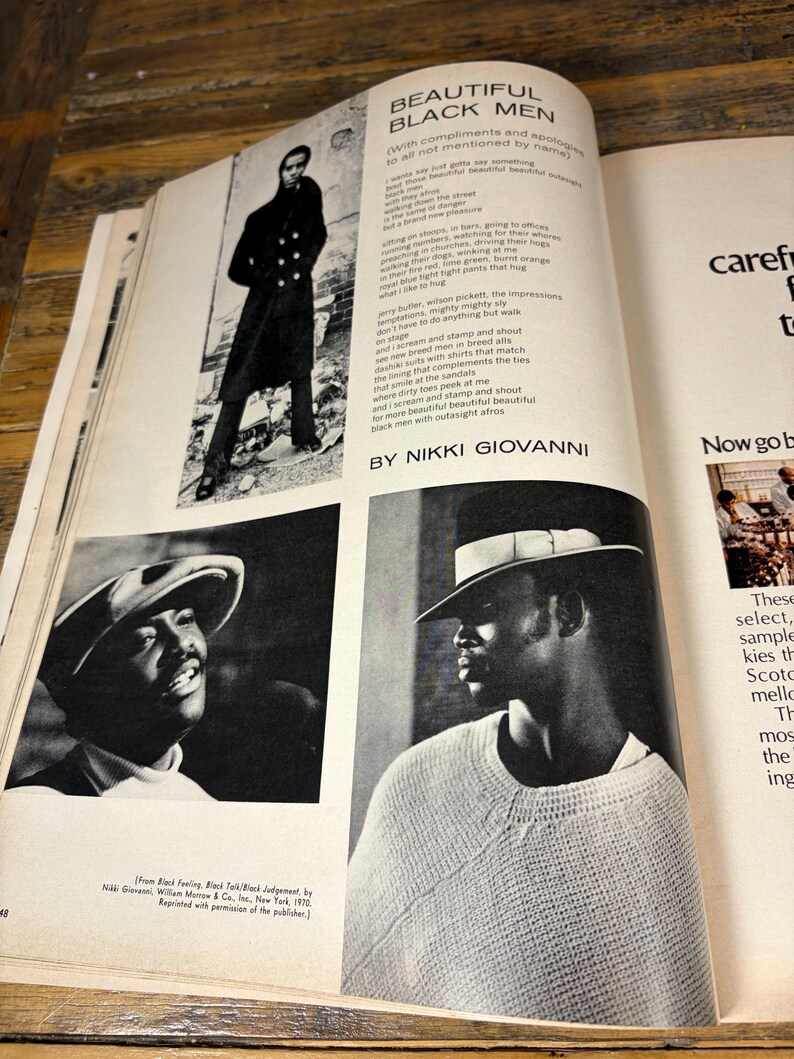 K&ouml;nnte beinhalten: Eine Schwarz-Wei&szlig;-Magazinseite mit dem Titel "BEAUTIFUL BLACK MEN" von Nikki Giovanni. Die Seite zeigt Fotografien von M&auml;nnern, darunter Portr&auml;ts und eine Ganzk&ouml;rperaufnahme, zusammen mit gedrucktem Text.