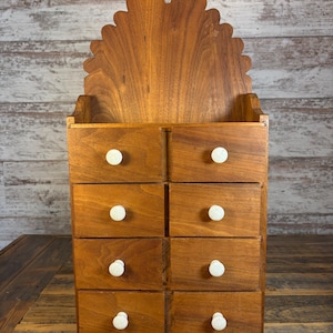Mobiletto porta spezie/cassapanca da farmacia vintage antico, realizzato a mano, con 8 cassetti e pomelli in porcellana.