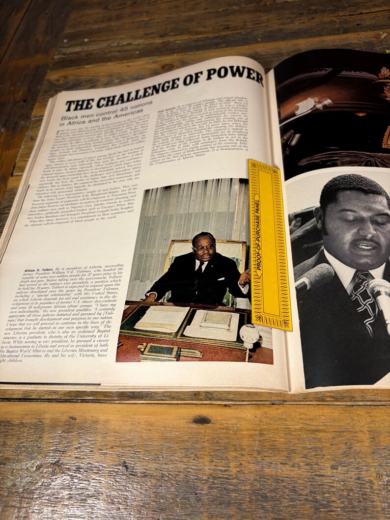 K&ouml;nnte beinhalten: Eine aufgeschlagene Magazinseite mit der &Uuml;berschrift "THE CHALLENGE OF POWER" und Text &uuml;ber Schwarze M&auml;nner in Afrika und Amerika. Ein gelbes Lineal liegt auf der Seite. Bilder von schwarzen M&auml;nnern sind zu sehen.