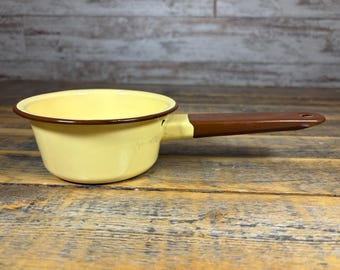 Vintage geel en bruin geëmailleerde metalen emaille kookpan steelpan