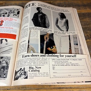K&ouml;nnte beinhalten: Eine Vintage-Zeitschriftenwerbung mit der &Uuml;berschrift "Alles, was Sie brauchen, um Ihr eigenes profitables Schuh- und Sportbekleidungsgesch&auml;ft zu starten". Die Anzeige zeigt Bilder von Kleidung und Schuhen sowie Text zur Werbung f&uuml;r einen kostenlosen Katalog.