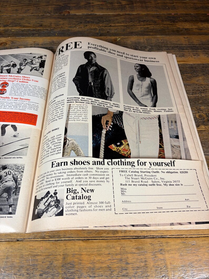 K&ouml;nnte beinhalten: Eine Vintage-Zeitschriftenwerbung mit der &Uuml;berschrift "Alles, was Sie brauchen, um Ihr eigenes profitables Schuh- und Sportbekleidungsgesch&auml;ft zu starten". Die Anzeige zeigt Bilder von Kleidung und Schuhen sowie Text zur Werbung f&uuml;r einen kostenlosen Katalog.