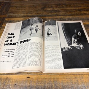 K&ouml;nnte beinhalten: Ein aufgeschlagenes Magazin auf einer Holzoberfl&auml;che mit einer Schwarz-Wei&szlig;-Fotostrecke. Der Titel lautet "MAN CHILD IN A WOMAN'S WORLD". Bilder zeigen Kinder und Erwachsene. Der Text handelt von einem 12-j&auml;hrigen Jungen namens Ivan.