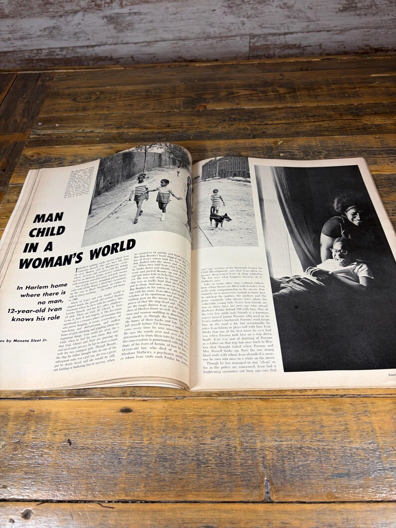 K&ouml;nnte beinhalten: Ein aufgeschlagenes Magazin auf einer Holzoberfl&auml;che mit einer Schwarz-Wei&szlig;-Fotostrecke. Der Titel lautet "MAN CHILD IN A WOMAN'S WORLD". Bilder zeigen Kinder und Erwachsene. Der Text handelt von einem 12-j&auml;hrigen Jungen namens Ivan.