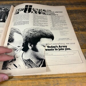 K&ouml;nnte beinhalten: Eine Vintage-Magazinseite mit einem Schwarz-Wei&szlig;-Foto von zwei M&auml;nnern. Der Text lautet "JOIN PEOPLE UNITED TO SAVE HUMANITY" und "Today's Army wants to join you."