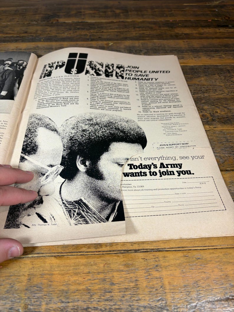 K&ouml;nnte beinhalten: Eine Vintage-Magazinseite mit einem Schwarz-Wei&szlig;-Foto von zwei M&auml;nnern. Der Text lautet "JOIN PEOPLE UNITED TO SAVE HUMANITY" und "Today's Army wants to join you."