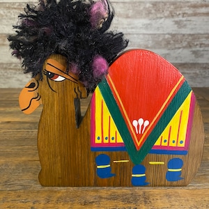 Statua di figurine di cammello in legno dipinto a mano vintage con filato funky come capelli pelosi