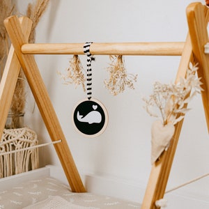 Anhänger Holz Kontraste Wal Schildkröte Montessori Kinderzimmer Baby Geschenk Geburt Holzschild Geschenk Neugeborene Sensorik Aktivität