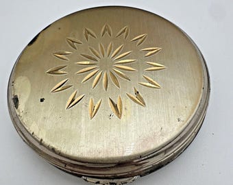 Espejo de maquillaje con estuche de polvos vintage, diseño floral grabado en tono dorado y polvera vintage.