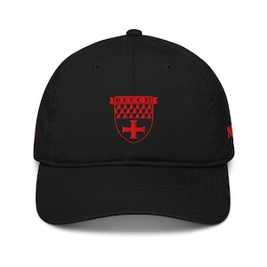 Könnte beinhalten: Schwarze Baseballkappe mit gebogenem Schirm. Die Kappe hat ein rotes, gesticktes Wappen mit dem Wort "BEECH" über einem Schilddesign und einem Kreuz. Ein klassischer Stil, geeignet für Freizeitkleidung.