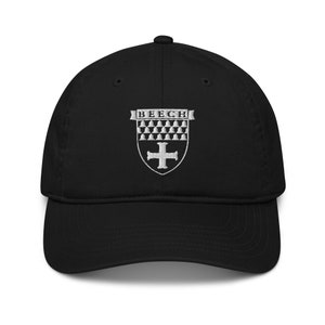 Könnte beinhalten: Schwarze Baseballkappe mit einem weißen gestickten Wappen, das einen Schild mit einem Kreuz und dem Wort "BEECH" darüber zeigt.