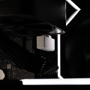 Puede incluir: Un letrero de madera rústica con el texto "Welcome to our home" en letras blancas. El letrero presenta un acabado envejecido y un diseño sencillo y acogedor, perfecto para un porche o entrada.