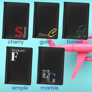Personalisierte schwarze Passhülle Benutzerdefinierte Monogramm oder Namen Initialen RFID-Blockierung Kunstleder Reisebrieftasche mit Kartenfächern Einzigartiges Geschenk
