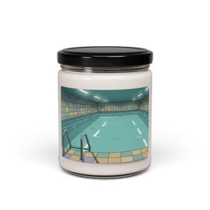 Könnte beinhalten: Ein weißes Kerzenglas mit schwarzem Deckel. Das Glas zeigt eine farbenfrohe Illustration eines Hallenbades mit blauem Becken und weißen Bahnen. Die Wände sind in Blau- und Gelbtönen gefliest.