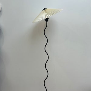 Pleated Squiggle Floor Lamp Japandi Pleated Lampshade Curvy Lamp Modern Decor White Pleated Lampshade Curvy Iron Lamp image 1