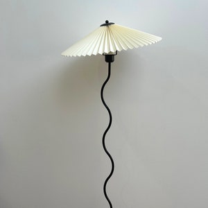 Pleated Squiggle Floor Lamp Japandi Pleated Lampshade Curvy Lamp Modern Decor White Pleated Lampshade Curvy Iron Lamp image 3