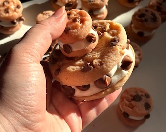 chocolate cookie wax melts, wax melts that smell like chocolate chip cookies, chocolate chip fragrance, flameless candle, chocolate wax melt