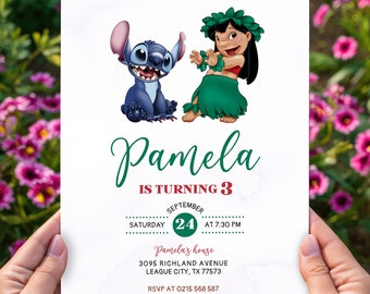 Pode incluir: Um cartão de convite branco com uma borda verde e vermelha. O cartão apresenta uma imagem de desenho animado de Stitch e Lilo do filme da Disney Lilo & Stitch. O texto no cartão diz "Pamela está fazendo 3 anos" e inclui detalhes sobre a festa de aniversário, incluindo a data, a hora e o local.