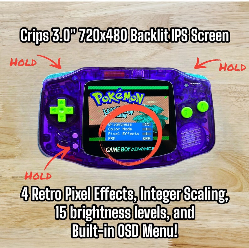 Puede incluir: Una consola de juegos port&aacute;til Game Boy Advance de color morado con una pantalla IPS retroiluminada de 7,6 cm (3,0 pulgadas) de 720 x 480 p&iacute;xeles. La pantalla muestra un juego de Pok&eacute;mon con un men&uacute; en pantalla que muestra la configuraci&oacute;n de brillo, modo de color, efectos de p&iacute;xeles y frecuencia de cuadro. La consola tiene un bot&oacute;n m&aacute;s verde, un bot&oacute;n de encendido verde y un bot&oacute;n A verde. La consola tiene una carcasa morada con una cubierta de pl&aacute;stico transparente. El texto "HOLD" est&aacute; escrito en la parte superior e inferior de la consola.