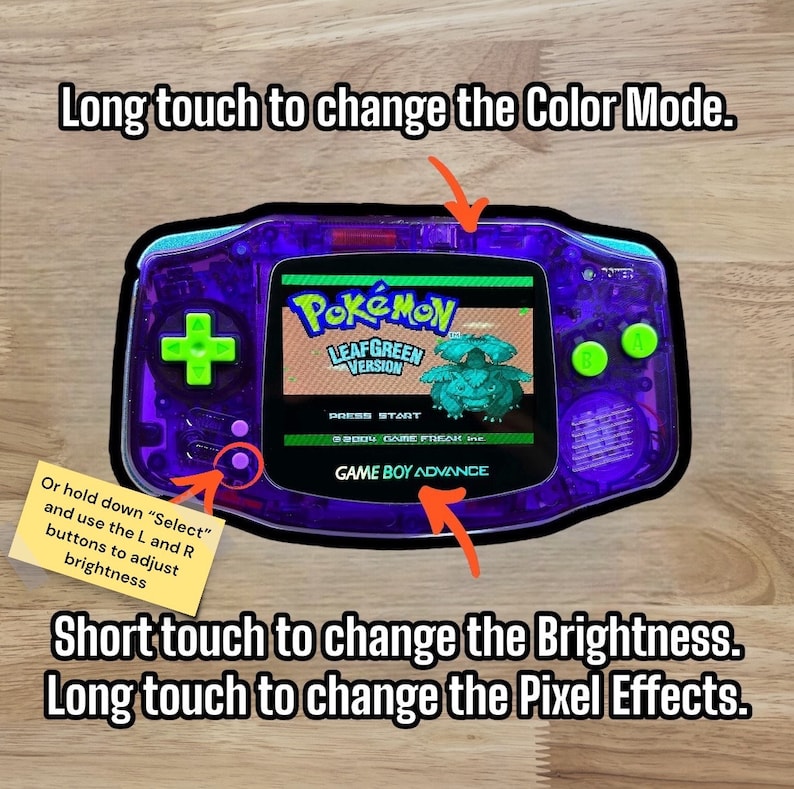 Puede incluir: Una Game Boy Advance SP morada con una carcasa transparente, que muestra el juego Pokemon LeafGreen. La pantalla muestra el t&iacute;tulo del juego y un personaje Pokemon verde. La imagen muestra c&oacute;mo cambiar el modo de color, el brillo y los efectos de p&iacute;xeles en el dispositivo.