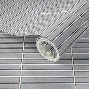 Peut inclure: Un rouleau de papier peint à motifs gris et blancs avec une finition texturée subtile. Le papier peint présente un motif répétitif de rayures horizontales.