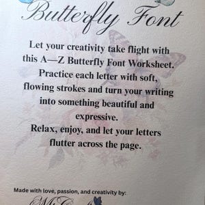 Puede incluir: Una hoja de ejercicios titulada Butterfly Font con ilustraciones de mariposas azules y gráficos florales. El texto dice: Let your creativity take flight with this A-Z Butterfly Font Worksheet. Practice each letter with soft, flowing strokes.