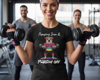 Koszulka "Pumping Iron and Praising God", chrześcijańska koszulka do ćwiczeń, koszulka Faith Fitness, chrześcijańska koszulka do ćwiczeń, religijny prezent na koszulkę do ćwiczeń