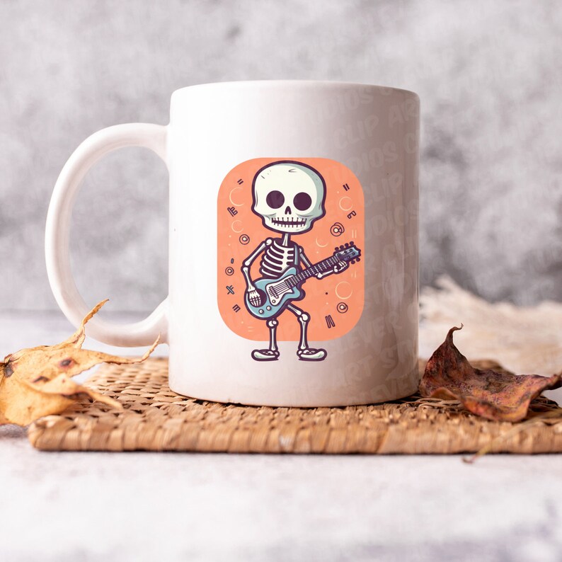 Puede incluir: Taza de caf&eacute; de cer&aacute;mica blanca con una ilustraci&oacute;n colorida de un esqueleto tocando una guitarra el&eacute;ctrica azul. El esqueleto lleva zapatos naranjas y el fondo es naranja con c&iacute;rculos blancos.