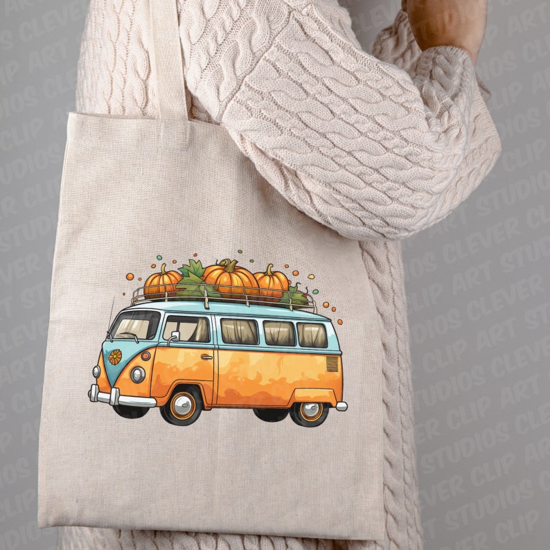Puede incluir: Una bolsa de tela con una camioneta vintage naranja y amarilla con calabazas en el techo. La camioneta tiene un techo y ventanas azules. Las calabazas son naranja y verdes. El fondo es beige claro.