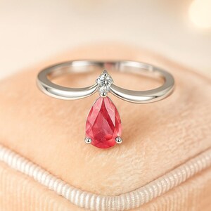 Pierścionek minimalistyczny z opaską Chevron: rubin, dymny, kwarc różowy, kamień księżycowy, lapis lazuli, pierścień w kształcie litery V