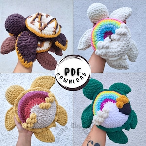 Puede incluir: Cuatro juguetes de amigurumi de tortuga hechos a crochet. Las torturas son de diferentes colores y diseños. Una es marrón y negra con una dona en la espalda, otra es blanca con un arcoíris en la espalda, una es beige con un arcoíris en la espalda y otra es verde con un arcoíris en la espalda.