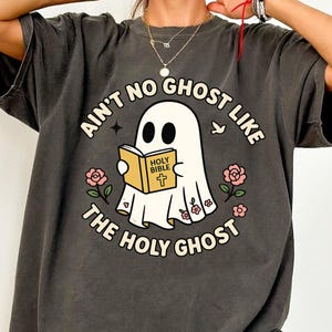 Comfort Colors Ain’t No Ghost Like the Holy Ghost Shirt – Funny Christian Halloween Tee, Bible Verse T-Shirt, Holy Spirit Jesus Top