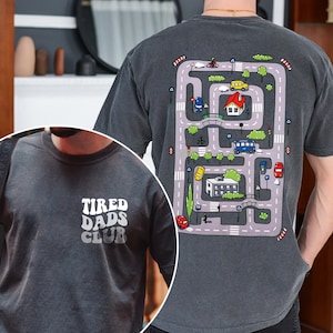 Tired Dads Club コンフォートカラーシャツ、お父さん用レーストラックプレイマットシャツ、父の日ギフト、レーシングカーシャツ、お父さんレース、マットロードパパTシャツ