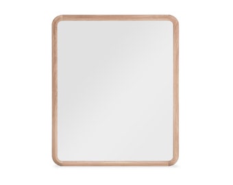Peut inclure: Un miroir rectangulaire avec un cadre en bois naturel. Le cadre a des bords arrondis et une finition en bois clair.