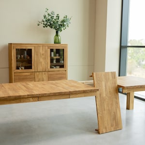 The BALDER dining tableos made from  solid oak wood. With extraordinary dimensions, reaching five meters in length, it has 4 extensions that are attached to the inside of the table top and 2 that can be attached at the ends.