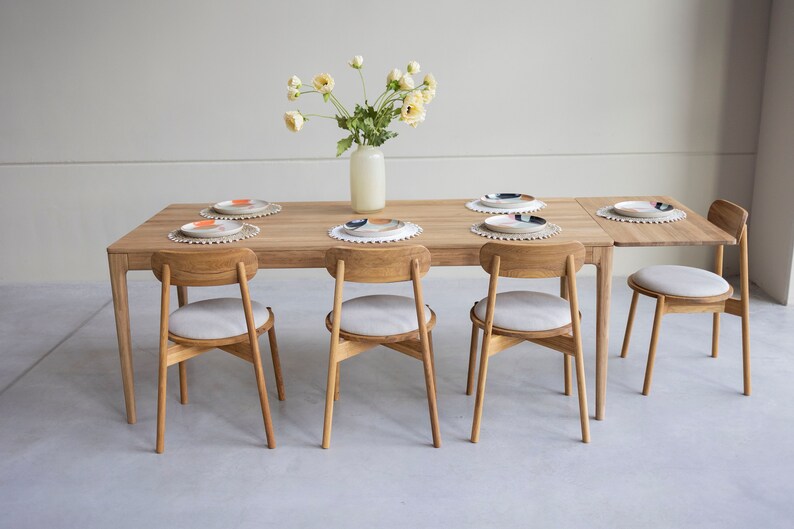 Scandinavian dining table, Solid oak extendable table, wooden table, table extensible en chêne massif, Holztisch, ausziehbarer Tisch.