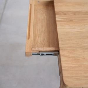Scandinavian dining table, Solid oak extendable table, wooden table, table extensible en chêne massif, Holztisch, ausziehbarer Tisch.
