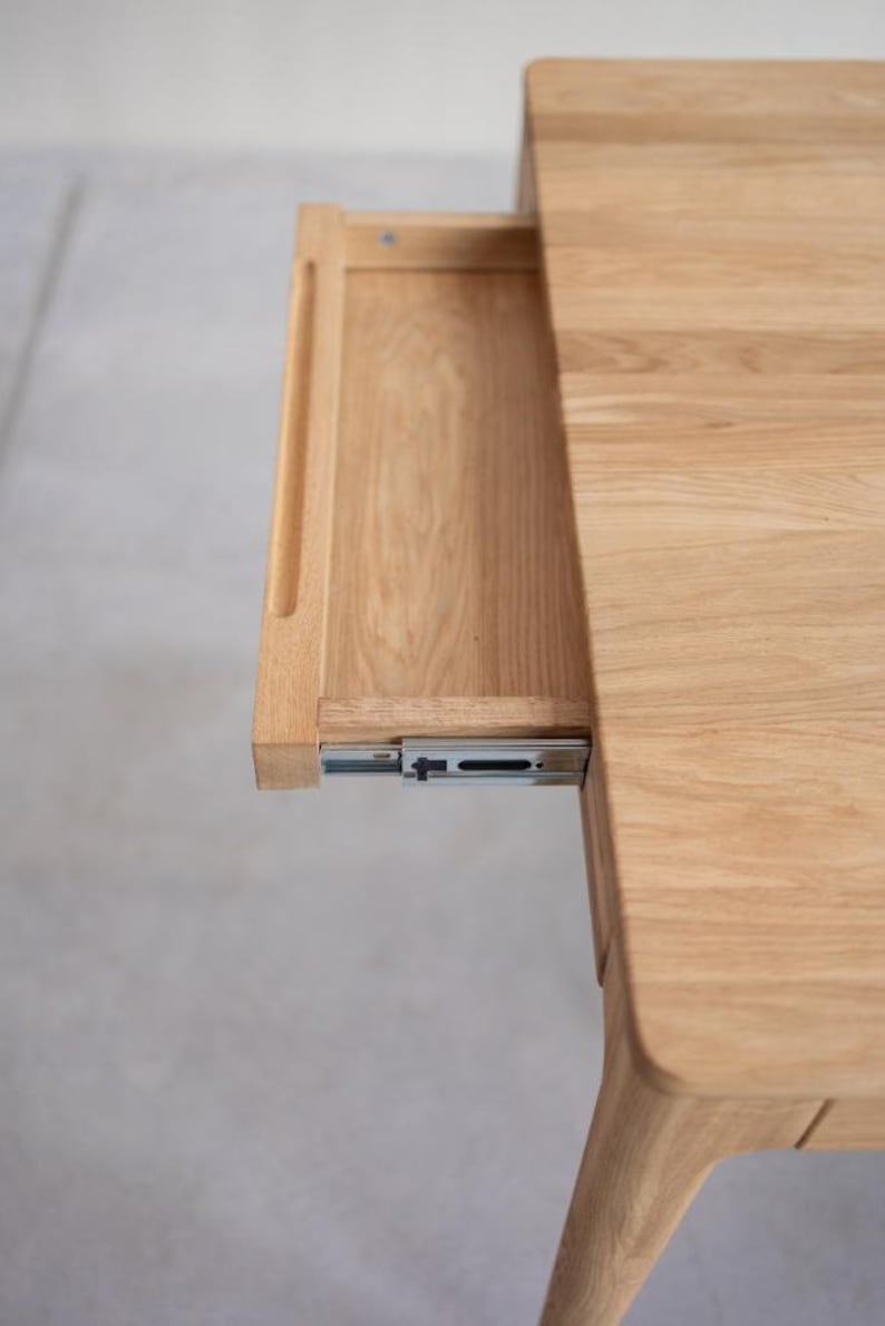 Scandinavian dining table, Solid oak extendable table, wooden table, table extensible en chêne massif, Holztisch, ausziehbarer Tisch.