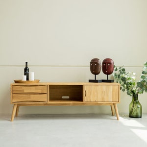 Mobile TV in rovere massello: moderna consolle multimediale scandinava