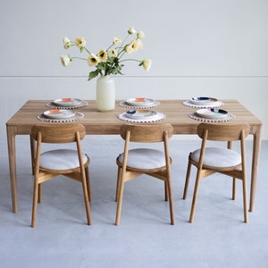 Scandinavian dining table, Solid oak extendable table, wooden table, table extensible en chêne massif, Holztisch, ausziehbarer Tisch.