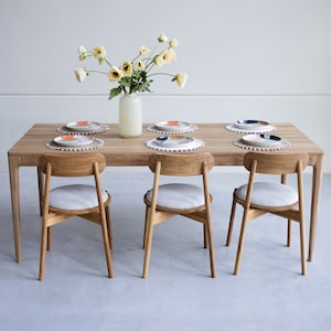 Scandinavian dining table, Solid oak extendable table, wooden table, table extensible en chêne massif, Holztisch, ausziehbarer Tisch.